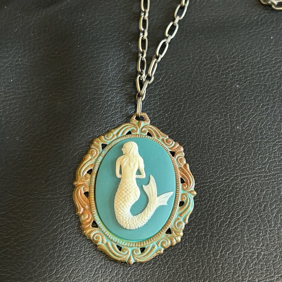 Mermaid cameo Necklace - Picture 5 of 8
